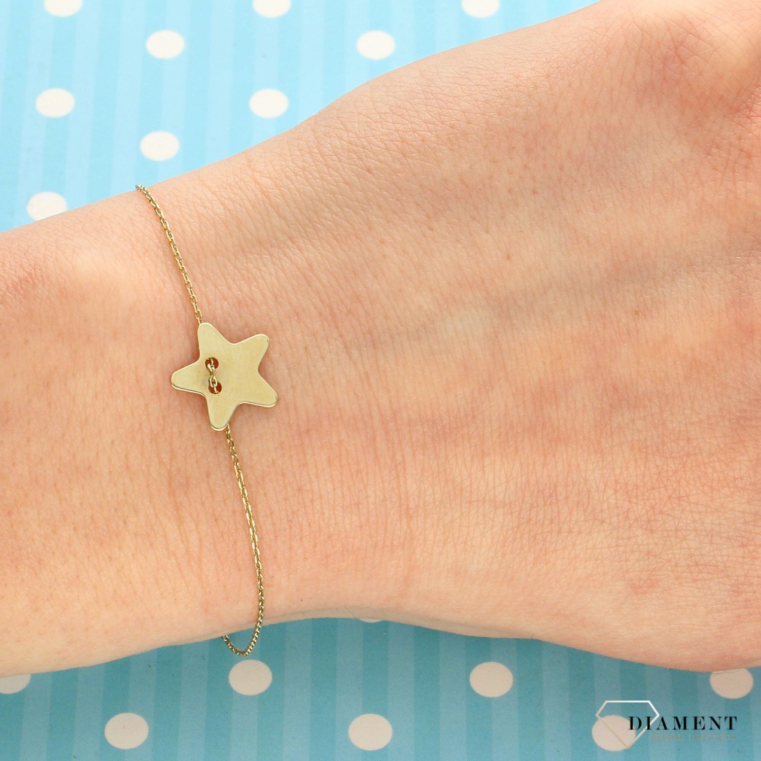 Złota bransoletka celebrytka z motywem gwiazdki. Złota bransoletka została wykonana z najwyższej jakości złota próby 585. Idealna na prezent.  (2).jpg